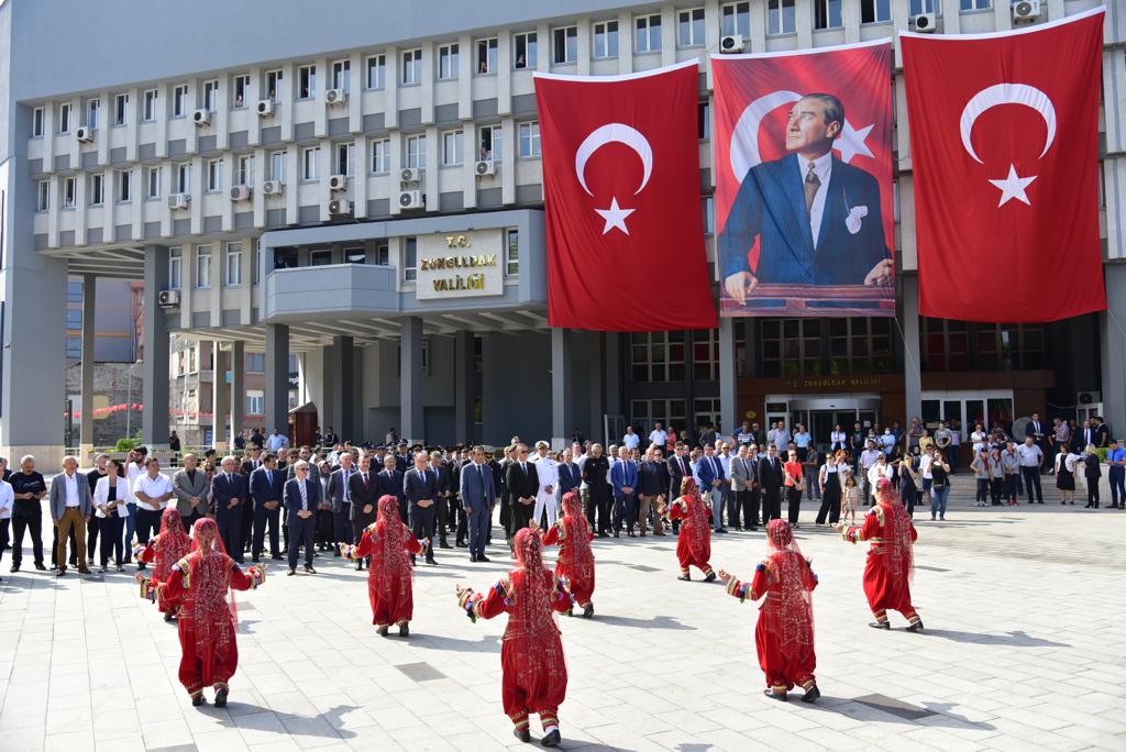 FatihHem's tweet photo. Gazi Mustafa Kemal Atatürk'ün Zonguldak'ı teşriflerinin 91.Yıl Dönümü'nde Valimiz Sayın @mtutulmaz, Milletvekillerimiz, Belediye Başkanımız, İl Müdürümüz @zuleyhaaldogan ve İlimiz Protokolünün katılımıyla Atatürk Anıtı'na çelenkler sunuldu. @cananayan67 @MehmetDurmeli https://t.co/tm8bvHtH3E