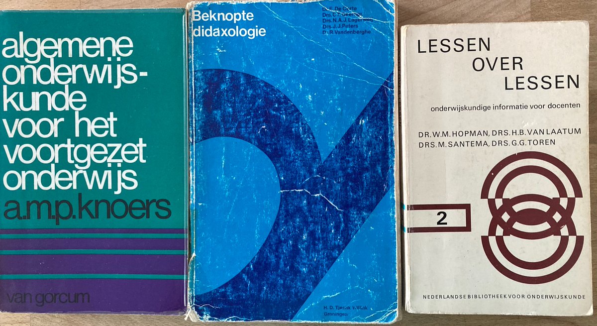 moniqueborst's tweet photo. Afscheid. 
Daar gaan ze dan. Boeken uit 1971 en 1973. Leo Meijer gaf lessen onderwijskunde en was stagebegeleider tijdens mijn 1e lerarenopleiding. Hier werd ook al over Middenschool gesproken om schoolkeuze uit te stellen. Het onderwijssysteem is in grote lijnen niet veranderd. https://t.co/D3hSb3WpCP