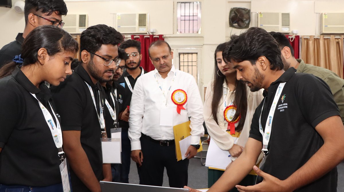 CGCPunjab's tweet photo. The judges are evaluating the ideas of the participants as competition has almost reached its final stage. #SmartIndiaHackathon2022 #SIH2022 #InnovationSeAtmanirbharBharat #PM_ModiAtSIH #SoftwareEdition @PMOIndia @narendramodi @PIBHRD @abhayjere @mhrd_innovation @AICTE_INDIA https://t.co/tQiGY1XBd7