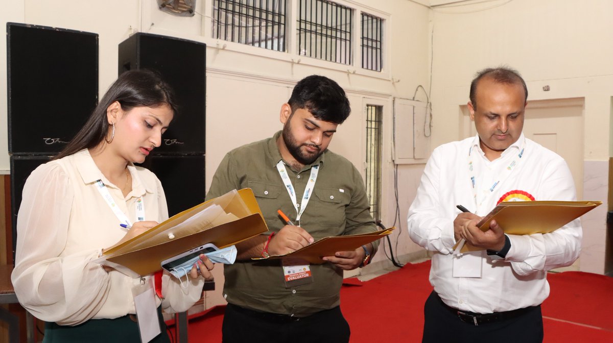 CGCPunjab's tweet photo. The judges are evaluating the ideas of the participants as competition has almost reached its final stage. #SmartIndiaHackathon2022 #SIH2022 #InnovationSeAtmanirbharBharat #PM_ModiAtSIH #SoftwareEdition @PMOIndia @narendramodi @PIBHRD @abhayjere @mhrd_innovation @AICTE_INDIA https://t.co/tQiGY1XBd7