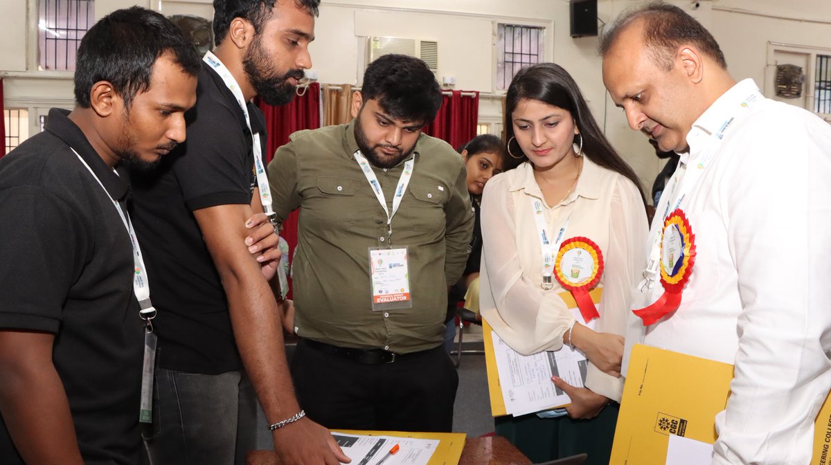 CGCPunjab's tweet photo. The judges are evaluating the ideas of the participants as competition has almost reached its final stage. #SmartIndiaHackathon2022 #SIH2022 #InnovationSeAtmanirbharBharat #PM_ModiAtSIH #SoftwareEdition @PMOIndia @narendramodi @PIBHRD @abhayjere @mhrd_innovation @AICTE_INDIA https://t.co/tQiGY1XBd7