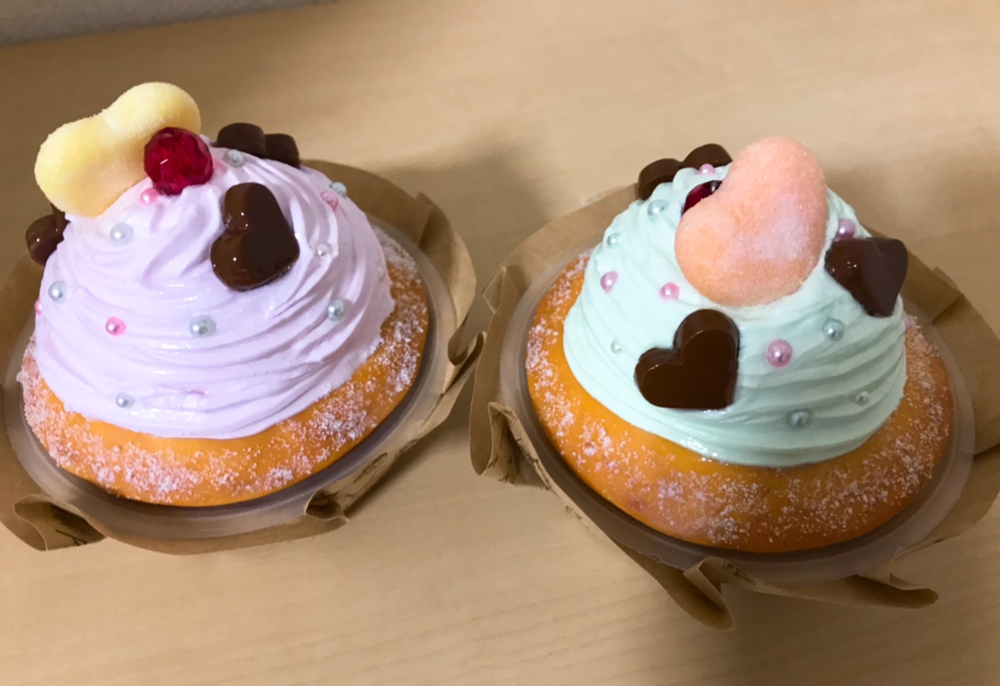 めいぷる こちらは樹脂粘土と軽い紙粘土で作ったカップケーキです ゼリーの容器とハーゲンダッツの蓋を使った小物入れ 夏休みの自由工作にいかがでしょうか まだ間に合うかもよ T Co Vhogbe5gjv Twitter