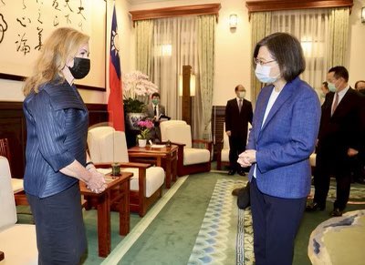 MarshaBlackburn's tweet photo. 至感榮幸能與蔡總統@iingwen會面，重申對台灣自由及未來成就的支持 https://t.co/YP4cPzhjp3