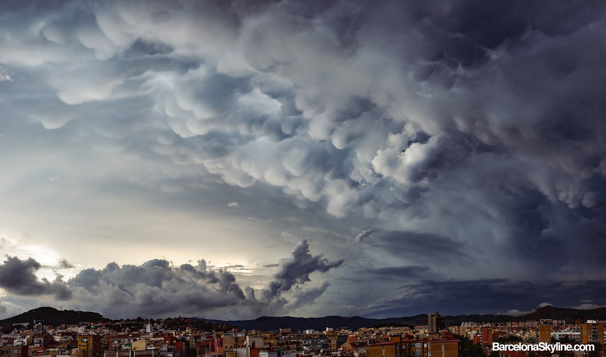 BcnSkyline's tweet photo. Cumulonimbus mamma vistos ahir a la tarda des de Barcelona.

@btveltemps @AEMET_Cat @AsEcometta @SoniaPapell @Monica_Usart @TomasMolinaB @MeteoMauri @tiempobrasero @meteocat @StormchaserUKEU @StormHour https://t.co/TtXVFnAb6P