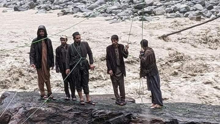 UmerEngnr's tweet photo. اقتدارِ کے ایوانوں میں بیٹھے وہ بھکاری جو ووٹ کے دنوں میں جھک جھک کے سلام کرتے ہیں اج ان پانچ لوگوں پہ مشکل وقت ایا تو چار گھنٹے تک کسی نے مدد نہ کی بالآخر سیلابی پانی کی نظر ہو گئے ہیں
اونچی سجی دکانوں کے اندر پھیکے پکوانوں تف ہے تف
#savetaunsa
#saveblochistan
@KismatZimri https://t.co/fP1r7q3ihT
