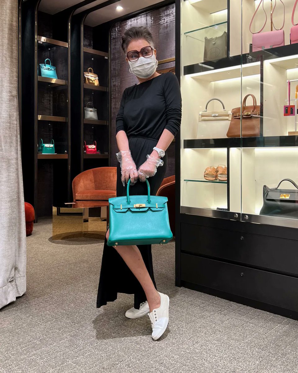 bjluxury_sg's tweet photo. our customer looking absolutely outstanding in Vert Vertigo with the Gold hardware, i think we have a winner here 😇
#bjluxurylookbook #hermes #hermesbirkin #birkin30 #birkinvert #hermesvert #greenbags #tintsandshades #everydayfashion #style #stylediary #stylefashion https://t.co/h66MAd9tdY