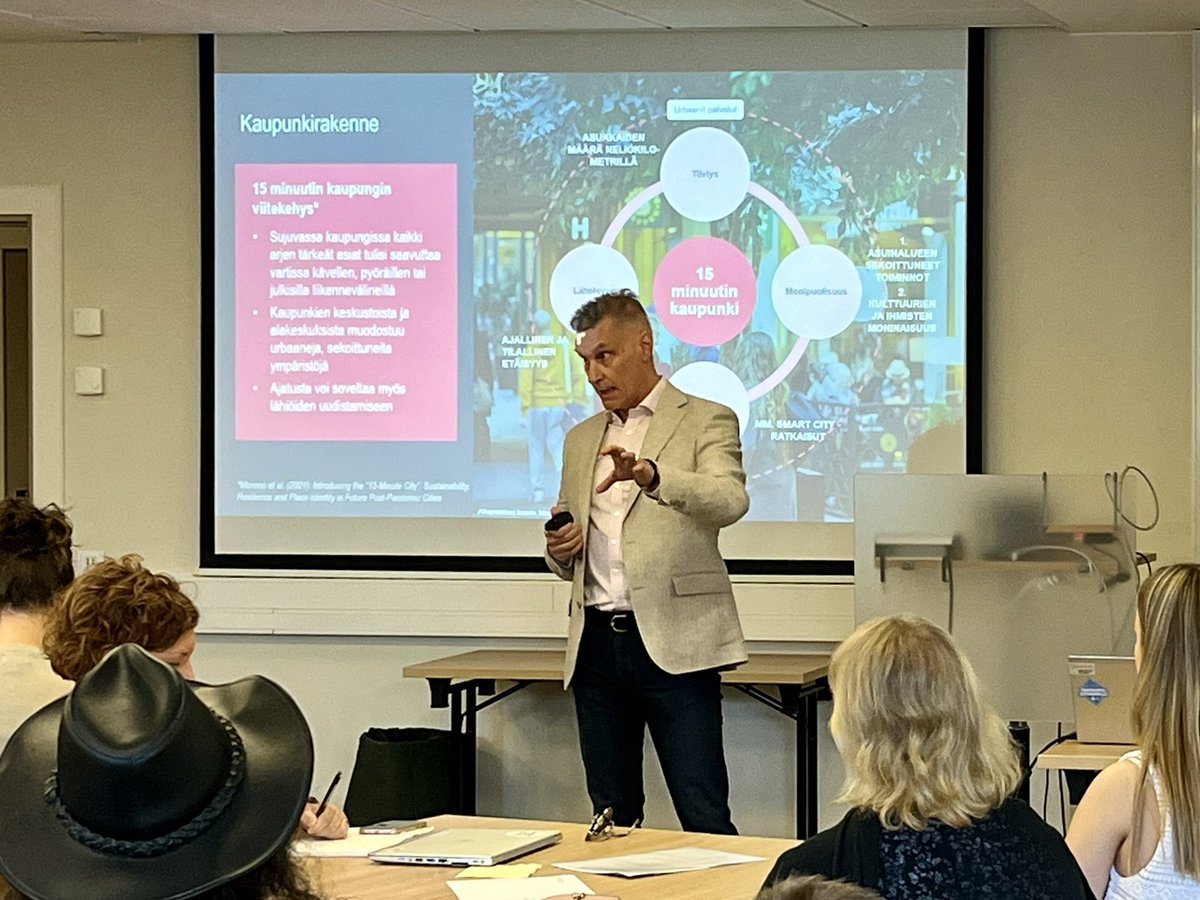 #Vartinkaupunki, #kaupungistuminen, asumiseen liittyvät toiveet ja sen tulevaisuus agendalla <a href="/Vuokranantajat/">Vuokranantajat</a> ry:n kehityspäivässä, juuri nyt mielenkiintoisen aiheen äärellä <a href="/Juha_Kostiainen/">Juha Kostiainen</a>. 👍 #asuminen #asuntosijoittaminen #asuntomarkkinat