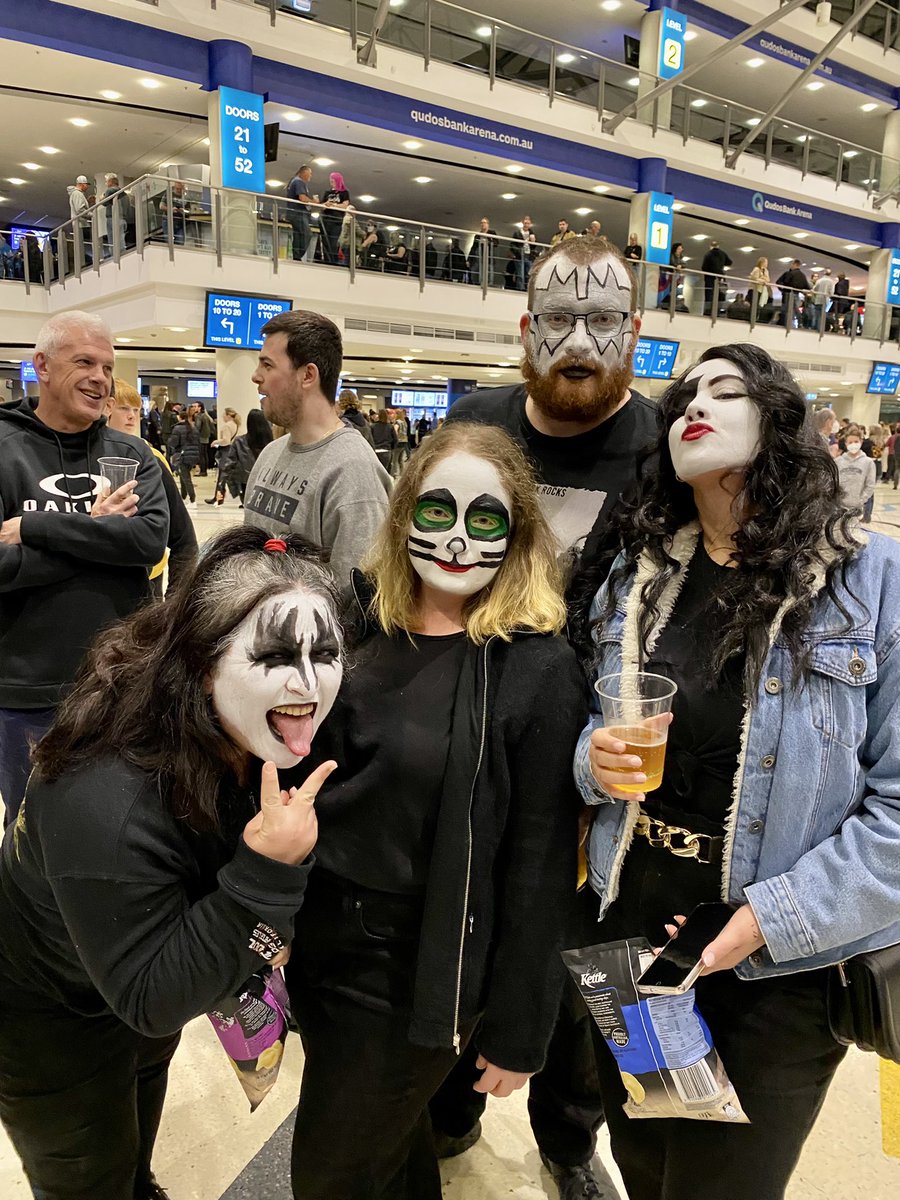 alanwedesweiler's tweet photo. KISS fans https://t.co/PsaXyyCf6w