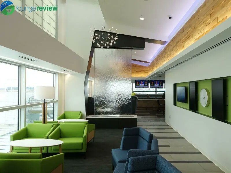 lounge_review's tweet photo. Chill and check out the #AlaskaLounge at Sea-Tac Airport in Concourse C where you can see stunning views of the runway and the Olympic mountains in the distance. 
https://t.co/hYjhPgmSA2 
@flySEA https://t.co/8QSN1jkqpQ