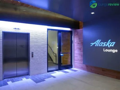 lounge_review's tweet photo. Chill and check out the #AlaskaLounge at Sea-Tac Airport in Concourse C where you can see stunning views of the runway and the Olympic mountains in the distance. 
https://t.co/hYjhPgmSA2 
@flySEA https://t.co/8QSN1jkqpQ
