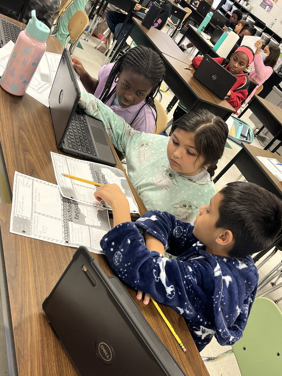 AllisonW_5's tweet photo. 5th graders are researching regions of the United States to develop their digital presentations. @ClayCougarCubs @jacqnaii https://t.co/vVFRSJa1Ta