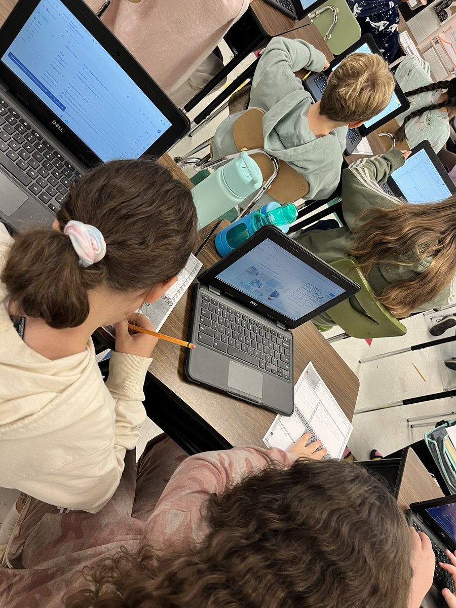 AllisonW_5's tweet photo. 5th graders are researching regions of the United States to develop their digital presentations. @ClayCougarCubs @jacqnaii https://t.co/vVFRSJa1Ta