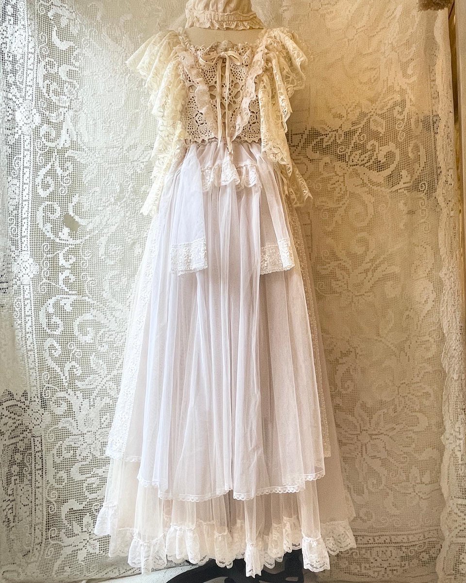 me_samansa's tweet photo. me-menoエプロンチュールドレス♡
レースたっぷりふわふわチュールとレース。インナー次第で一年中着用できます。ウエストゴム。((茉莉花 https://t.co/9ycuTYDQwu