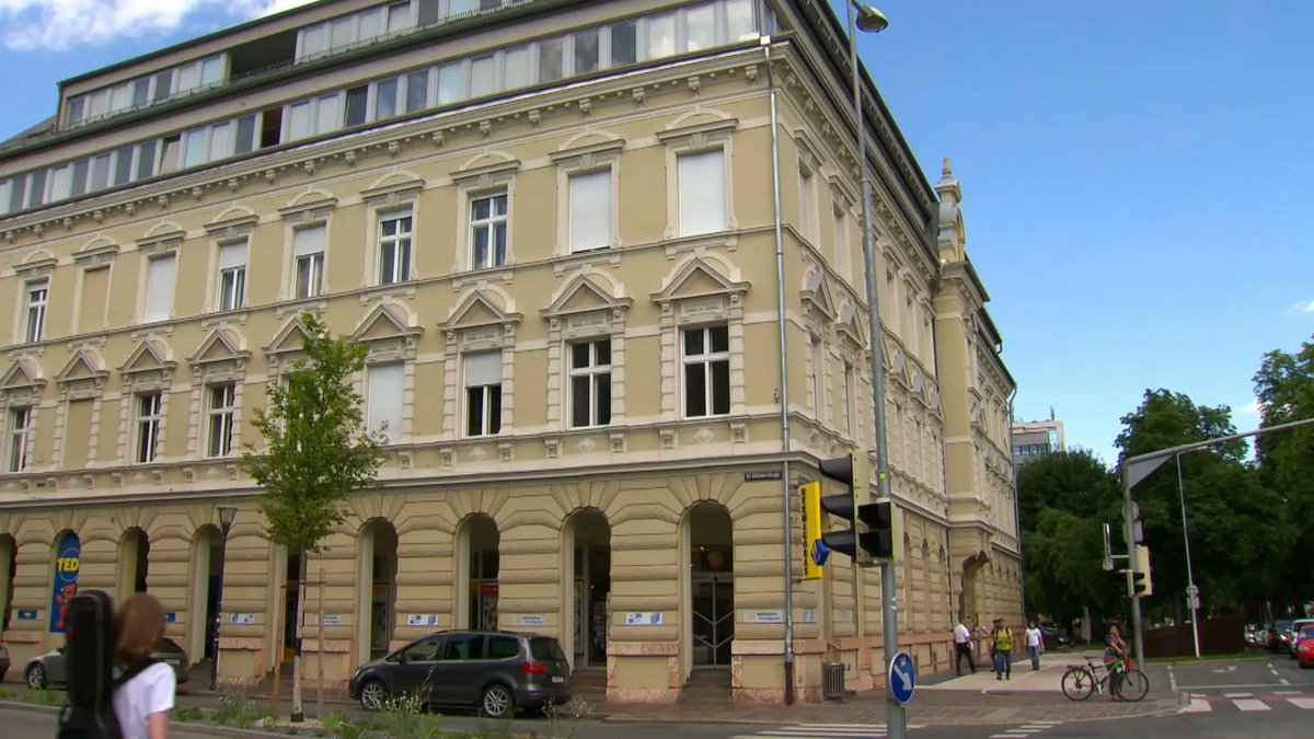 [𝗗𝗼𝗸𝘂𝗺𝗲𝗻𝘁𝗮𝗿𝗻𝗶 𝗳𝗶𝗹𝗺] 𝗭̌𝗜𝗩𝗘𝗟𝗔 𝗞𝗢𝗥𝗢𝗦̌𝗞𝗔! | 𝟭𝟰.𝟯𝟬 | 𝐓𝐕 𝐒𝐋𝐎 𝟮
Živela Koroška je vsebinsko nadaljevanje filma posvečenega 100-letnici plebiscita leta 2020, in prikazuje življenje na Koroškem po njem.