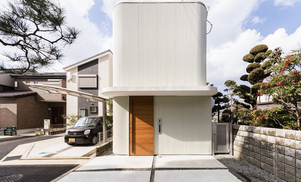 Conçue par SAI Architectural Design Office, cette maison moderne japonaise a un extérieur minimaliste avec des murs ondulés blancs. À l'intérieur de la Melt House compacte, le studio a conçu un espace de cour à double hauteur avec un jardin sec 🏡

#garden #house #modernhouse