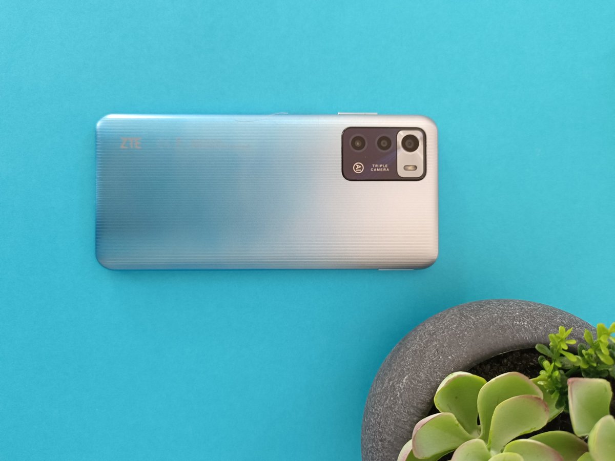 ZTE_es's tweet photo. Mandamiento #ZTE ➡ hacerte la vida más #Zimplicity
Por eso el #BladeA72 tiene triple 📷 con detección de escenas por #InteligenciaArtifical, para que la configuración se ajuste automáticamente 😎 y des envidia con tus fotazas. https://t.co/vRrcAFaf8z