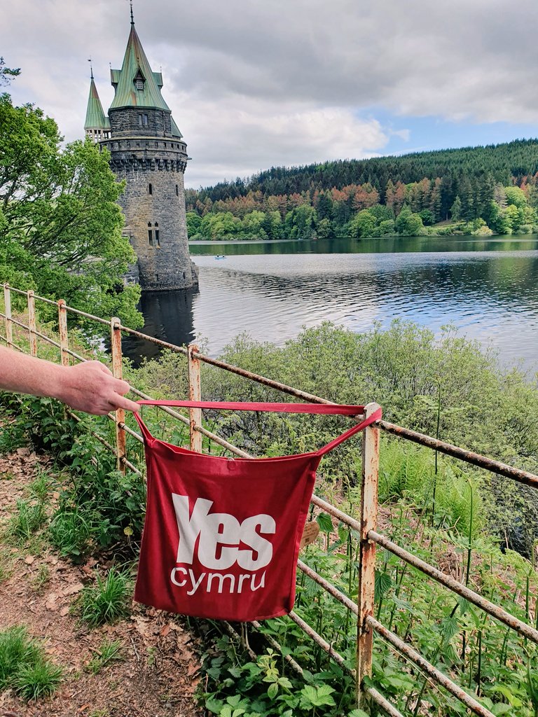 YMochdre's tweet photo. Monday 12pm Llyn Vrynwy . Yes Mochdre will be supporting @yescymruruthin by airing our banners and flags .  
Llun 12pm Llyn Vrynwy . Bydd Mochdre yn cefnogi @yescymruruthin drwy wyntyllu ein baneri . #Annibyniaeth https://t.co/ofiDPUYHC4