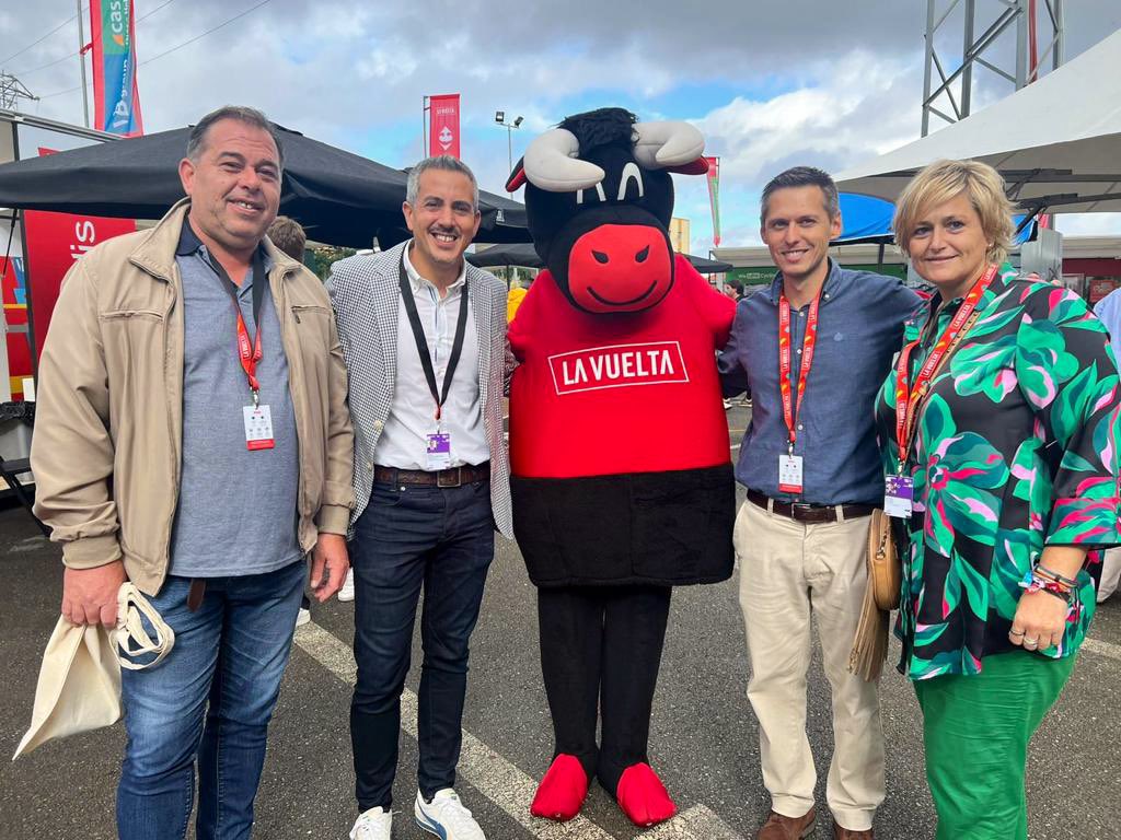 Pablo_Zuloaga's tweet photo. Desde #Camargo, con muchas ganas arranca hoy la etapa 7️⃣ de @lavuelta👏👏La ronda pasará hoy por #Torrelavega, #CabezónDeLaSal, #Labarces y #Potes para disfrutar del #ciclismo de élite en Cantabria!!🚴♂️🚴 #LaVuelta22 https://t.co/GcxIJ7vGZV