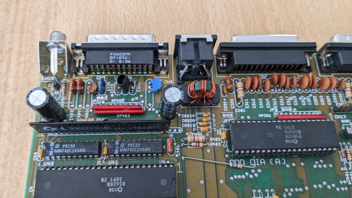 mapitz's tweet photo. Endlich wieder Retro: Amiga 500 Restauration, retrobright des Gehäuses und der Tasten #h2o2 sowie neue Kondensatoren verlötet. #retro #Gaming #Amiga500 🕹️💾🖥️ https://t.co/qvyXgpma64