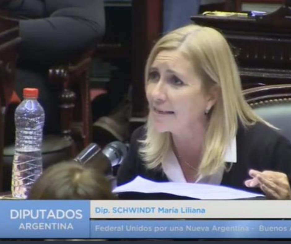 LaUneok's tweet photo. #Ahora en #7Colores🌈 @LILIDEOLAVARRIA, Exsubsecretaria de Acciones para la Defensa de Consumidores. Diputada nacional MC. Licenciada en Servico Social. Congreso prov p/ el #3desep. #EncuentroenLP #MáximoKirchner, y 70 consejeros en defensa de CFK. 📻 https://t.co/FFmwPkafrS https://t.co/o3DUEXoxWZ