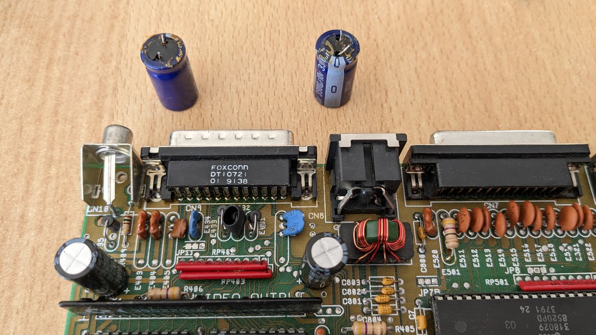 mapitz's tweet photo. Endlich wieder Retro: Amiga 500 Restauration, retrobright des Gehäuses und der Tasten #h2o2 sowie neue Kondensatoren verlötet. #retro #Gaming #Amiga500 🕹️💾🖥️ https://t.co/qvyXgpma64