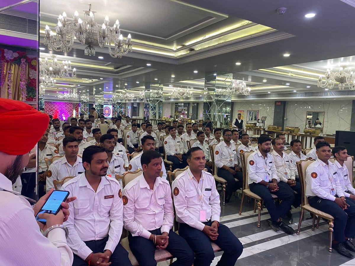 tarunbhambra's tweet photo. Super proud of the NCR team to build the most professional and fastest paramedic team to serve patients across Delhi, Noida and Gurugram. This was their commissioning ceremony where ranks were awarded based on skill and experience.
#fastisbetter #orangehealth #diagnostics # https://t.co/JtXaFcv0Ve