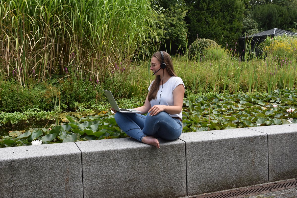 ruv_news's tweet photo. Arbeiten an den schönsten Plätzen der R+V?
#FreeSeating macht's möglich. 🪑🔀
Heute war uns mehr nach einem schönen Grün als nach tristem #Büro-Grau. 🏢 🔜 🌼🌳
Denn die #Natur schafft Freiraum fürs Denken.
Und mit freiem Kopf geht es dann ab ins #Wochenende! https://t.co/r7RYKKybfG