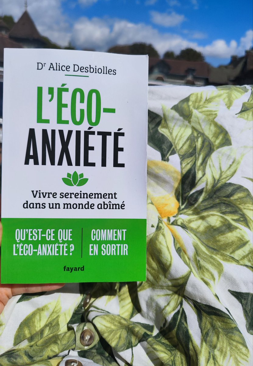 Beatrice_Rosen's tweet photo. Je commence le livre de l'excellente Alice Desbiolles, avec ma robe , par hasard, très à propos. 🍋🌿🌱 https://t.co/hh6zq08erV