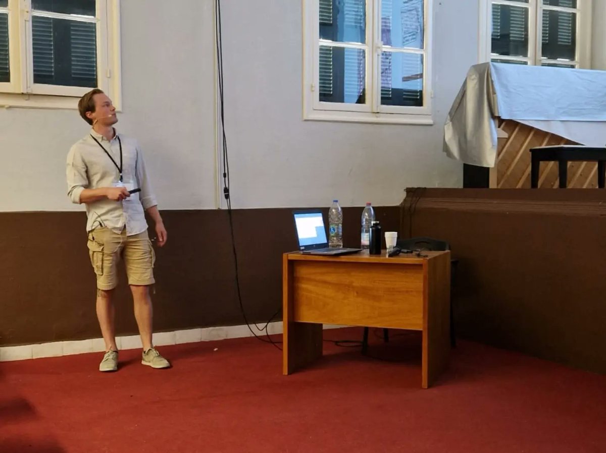 kemp_lars's tweet photo. Had the absolute pleasure to attend the #EMBOFEBSmolmech Cancer Signaling meeting on Spetses this week with great science and amazing people. I was very happy to be allowed to present my work. And delighted that I was awarded with the price for best presenter! #EMBO #FEBSnews https://t.co/q2yQZs0651