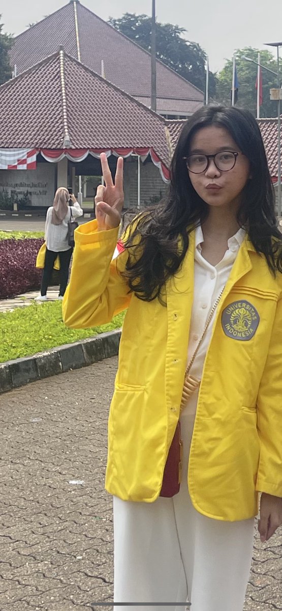 suttstudy's tweet photo. seperti two different person but yellow jacket looks good on me🫣 https://t.co/hbTE3pUpYA
