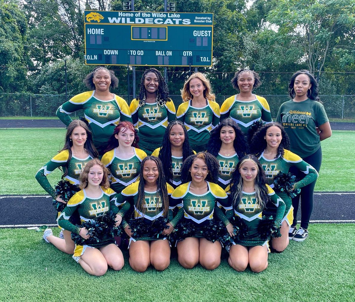 wildelakecheer's tweet photo. FALL 2022 VARSITY &amp; JV CHEER! https://t.co/XhEbfDHIyJ