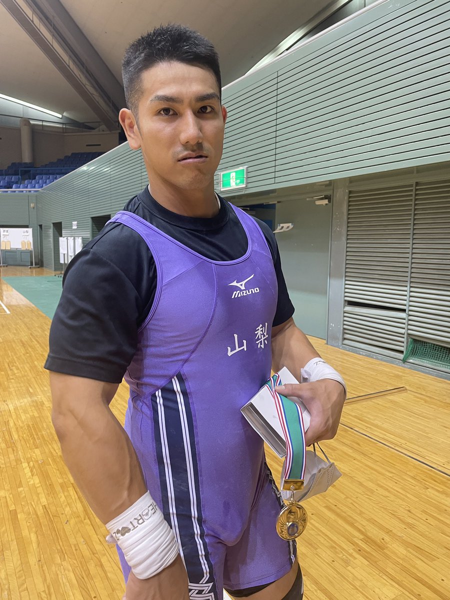 WeWeights's tweet photo. 笠井選手関ブロ優勝おめでとうございます！
腕の血管がえぐい！（笑）
#ウエイトリフティング https://t.co/POUZlXSBDG