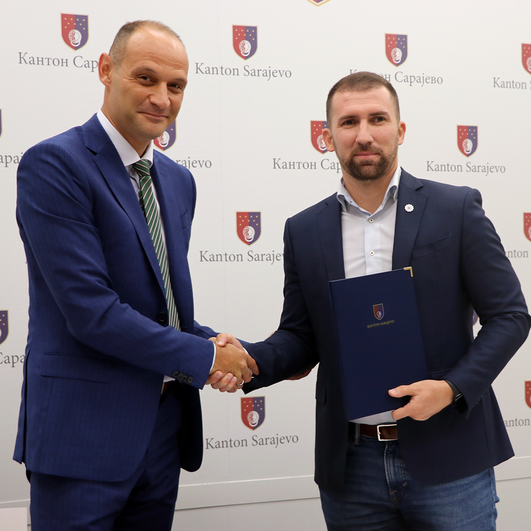 BosnaBankInt's tweet photo. Bosna Bank International (BBI) i Ministarstvo privrede Kantona Sarajevo potpisali su danas ugovor o  poslovnoj saradnji u vrijednosti od 49,5 miliona KM za plasiranje sredstava uz 100 posto subvenciju troškova profitne marže. 
https://t.co/NdKfc9SF8M https://t.co/KpKrifIiUS