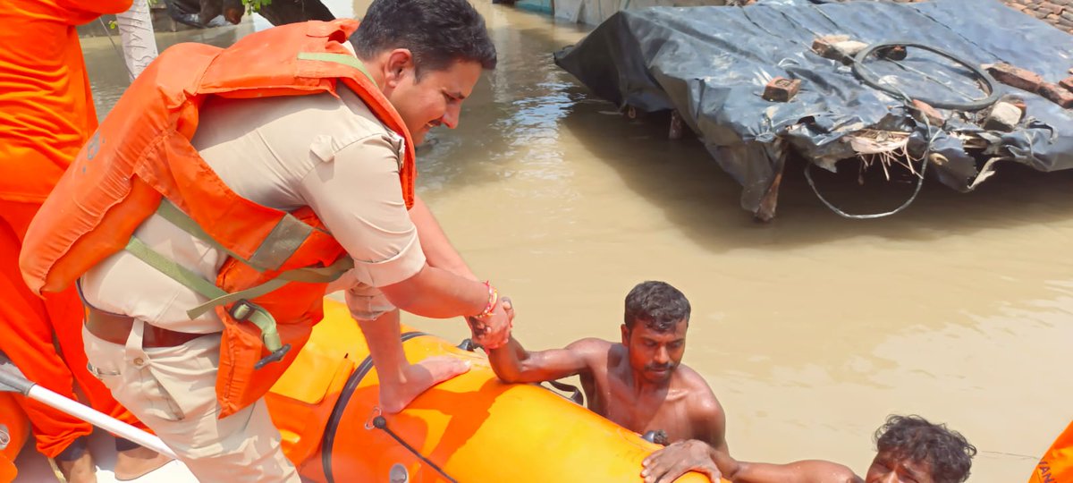 hamirpurpolice's tweet photo. जनपद हमीरपुर:: बाढ़ प्रभावित व्यक्तियों को रेस्क्यू ऑपरेशन चलाकर सुरक्षित स्थानों पर पहुंचाया गया। https://t.co/8bABQDNAvE