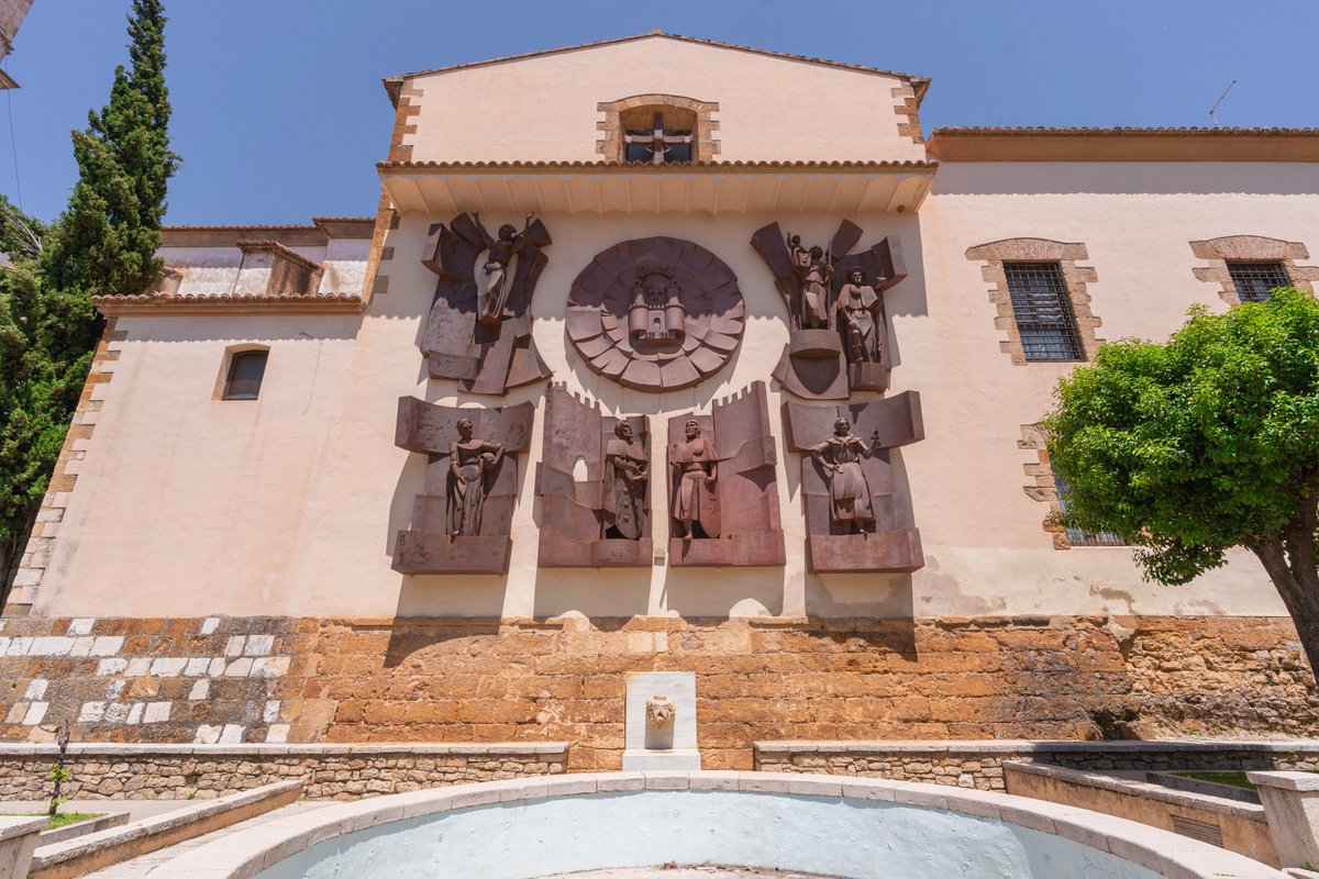 Este es el mural conmemorativo del 750.º cumpleaños de la Carta Puebla de #Benassal que está situado en la pared de la iglesia que acoge la plaza del Ayuntamiento 📍