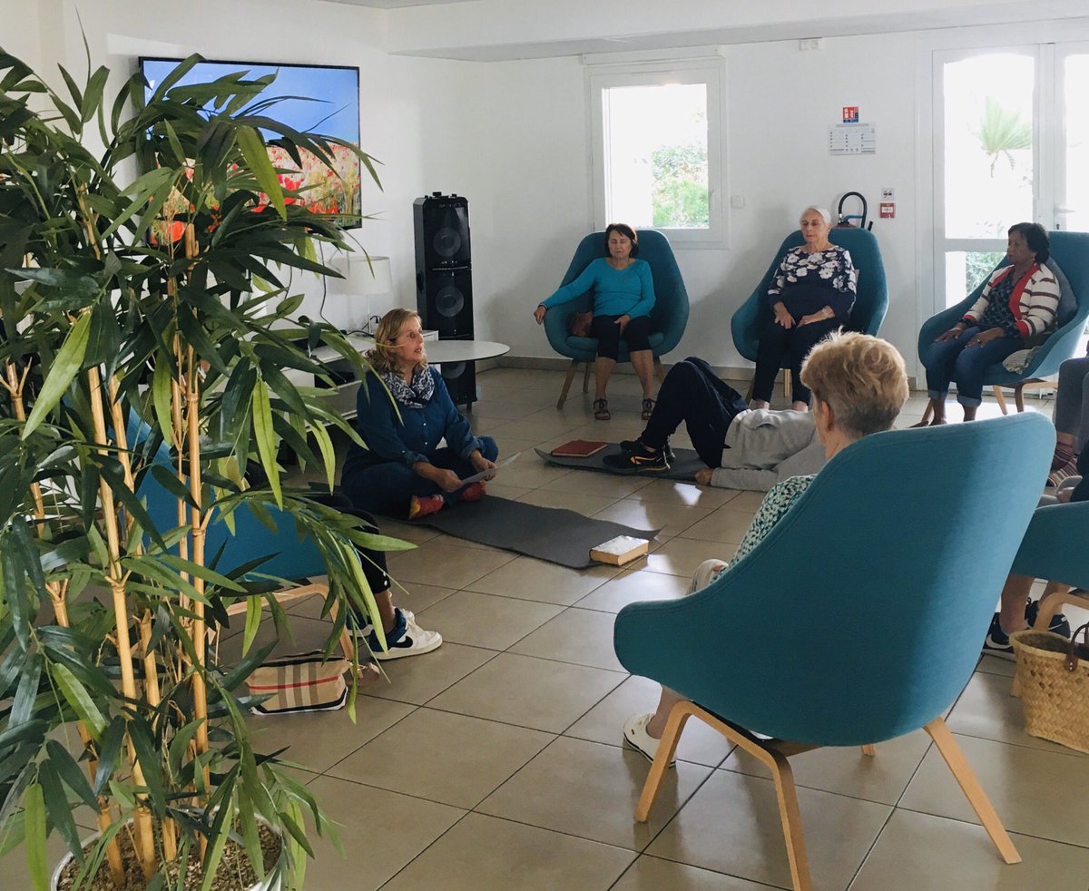 SenSteMarie's tweet photo. Les #résidents @senioriales en pleine séance de #méditation dans le #SalonClub, la #sérénité est au rendez-vous. #Team974 #BienVieillir #RetraiteEnForme https://t.co/aqGV907xIw