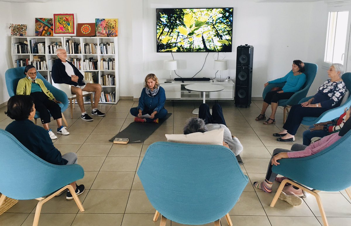 SenSteMarie's tweet photo. Les #résidents @senioriales en pleine séance de #méditation dans le #SalonClub, la #sérénité est au rendez-vous. #Team974 #BienVieillir #RetraiteEnForme https://t.co/aqGV907xIw