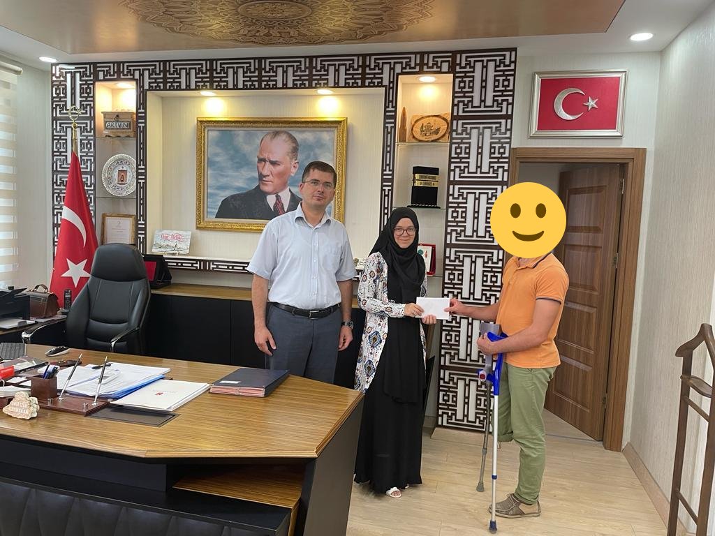 Sıfır Atık Sosyal Sorumluluk Projesi kapsamında düzenlediğimiz son organizasyonda toplanan 11bin TL engelli vatandaşlarımıza dağıtıldı.
<a href="/EmineErdogan/">Emine Erdoğan</a> 
<a href="/mahmutdemirttas/">Mahmut Demirtaş</a> 
<a href="/BeyhanDemirta5/">Beyhan Demirtaş</a> 
<a href="/OzbayOmer/">Ömer Özbay</a> 
<a href="/TugbaPOzbay/">Tuğba Özbay</a>