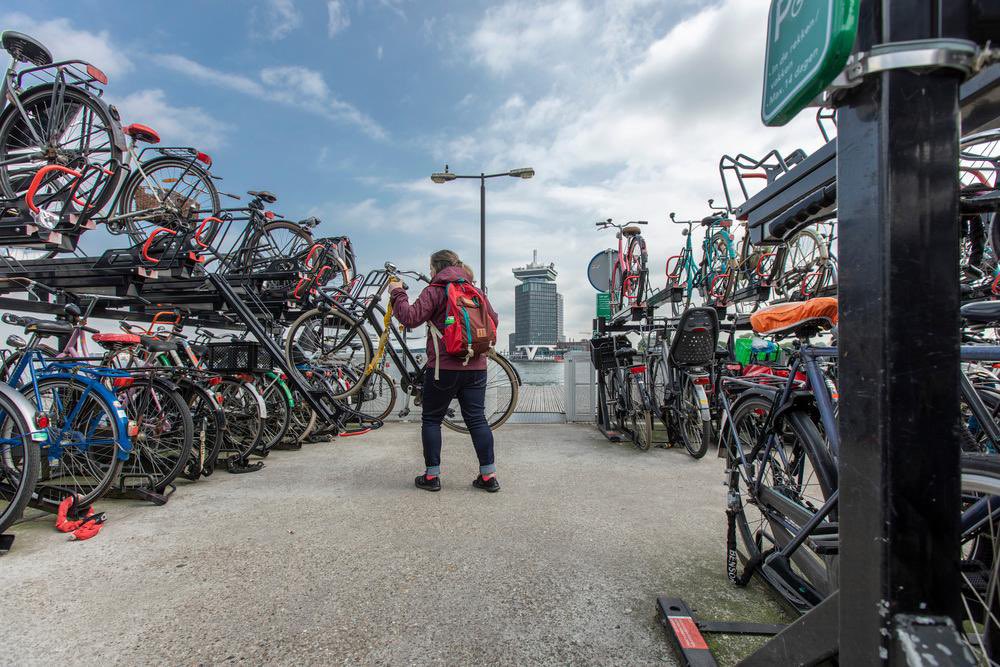 Promoting bicycle commuting, providing bikes to children from poor families &amp; investing in good bicycle facilities at train stations &amp; in new housing estates; the main pillars of the new cycling policy sent to parliament by State Secretary <a href="/vivianneheijnen/">Vivianne Heijnen</a> government.nl/latest/news/20…