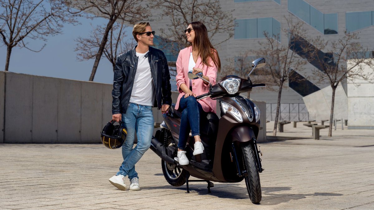 KYMCO_es's tweet photo. #Miler125 tiene un depósito de combustible de 6 litros, ubicado en el suelo del piso, lo que baja su centro de gravedad, mejorando el comportamiento del vehículo. 🛵😎👌🏻 https://t.co/cHeR32MN1c https://t.co/MYaCioAWZE