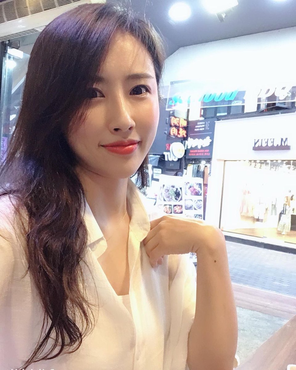 ashlysison's tweet photo. 나 팔로워 많이 지고 싶어요 오빠들
부탁할게요 맘도 많이 눌러줘용 
#유부녀 #몸매 #일탈 #아줌마 https://t.co/8FTizbk2Qa