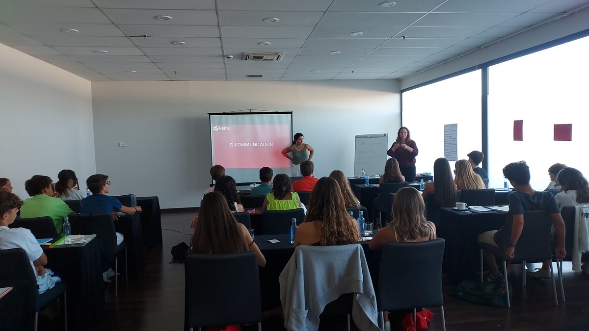 kenseducation's tweet photo. ¡𝐄𝐦𝐩𝐢𝐞𝐳𝐚 𝐥𝐚 𝐜𝐮𝐞𝐧𝐭𝐚 𝐚𝐭𝐫á𝐬! ⏳
La semana pasada realizamos nuestras jornadas de orientación con los chic@s que este curso estudiarán en Canadá. 
#desarrollopersonal #educación #futuro #familia #idiomas #canada https://t.co/P20tDMdb4a