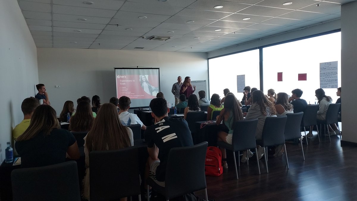 kenseducation's tweet photo. ¡𝐄𝐦𝐩𝐢𝐞𝐳𝐚 𝐥𝐚 𝐜𝐮𝐞𝐧𝐭𝐚 𝐚𝐭𝐫á𝐬! ⏳
La semana pasada realizamos nuestras jornadas de orientación con los chic@s que este curso estudiarán en Canadá. 
#desarrollopersonal #educación #futuro #familia #idiomas #canada https://t.co/P20tDMdb4a