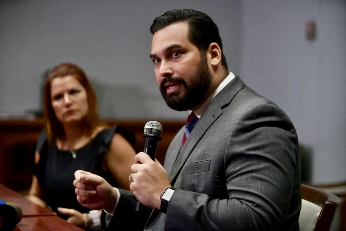 RobbyCortes's tweet photo. Por $108,000 anuales, la labor de Francisco Berríos Portela en el nuevo puesto de secretario auxiliar de la Gobernación para Asuntos Energéticos, será mantener a @GovPierluisi al tanto de la situación del sistema de energía y ser enlace con @lumaenergypr. https://t.co/iOUeYv4VuZ https://t.co/kAhzTW0RHu