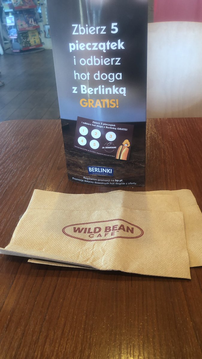 SaAsalid's tweet photo. Lunchpaus på Wild Bean Café, skönt sitta inne med ac, min gröna Bettan har det inte. 🥵 +47,4 på vägen, 31,3 i luften. Ska kolla olja mm innan gränsen passeras, så allt är så ok det kan vara innan jag når Ukraina. #blågulabilen #operationaid https://t.co/cLG7GmIPG2