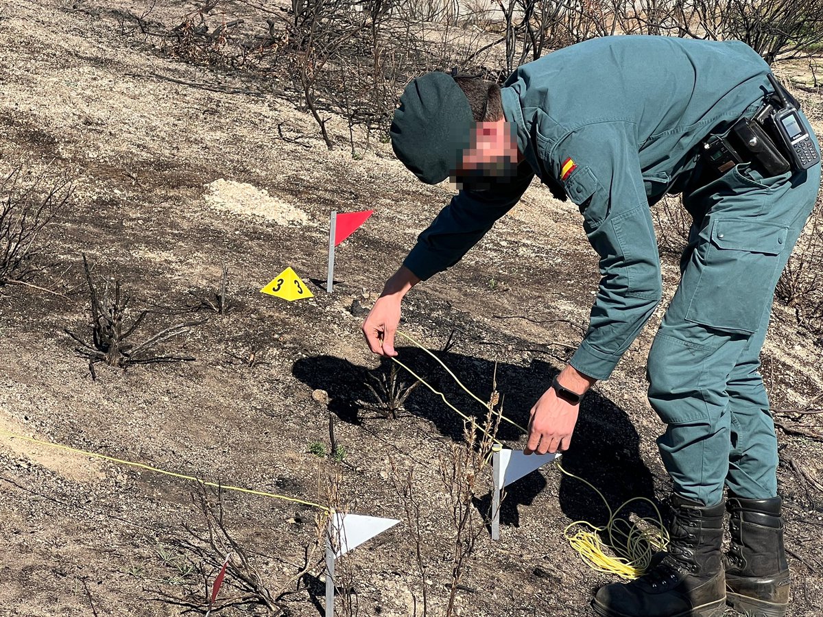 guardiacivilcc's tweet photo. Agentes del #SEPRONA de #JarandillaDeLaVera (Cáceres), han investigado al supuesto autor, por negligencia, del incendio forestal que, el pasado día 5, tuvo lugar en el término municipal de #Torremenga (Cáceres), y que acabó quemando cerca de 2 hectáreas de robledal y monte bajo. https://t.co/2TnnqpNOoa
