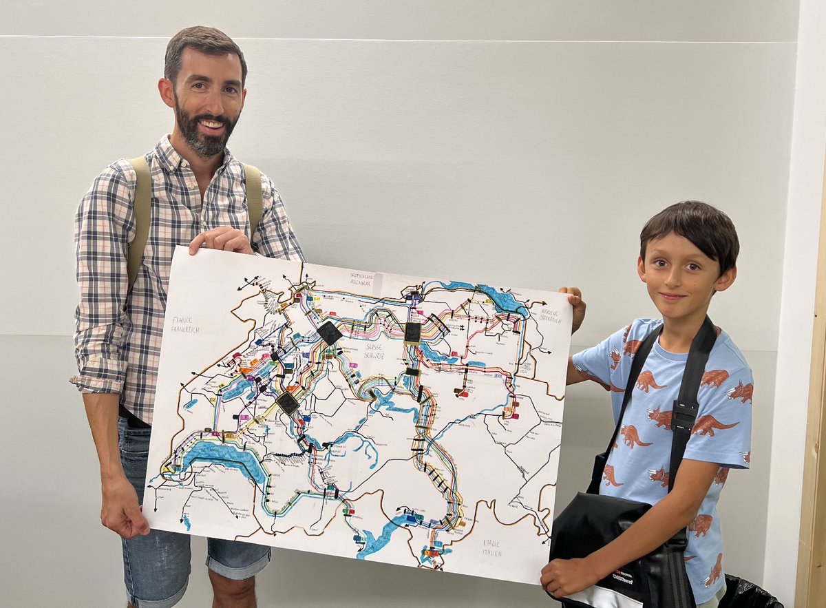 Nick65er's tweet photo. Firmin a traversé 1/4 du pays pour venir dédicacer son œuvre. Merci et bravo pour tes talents de dessinateur! Nous te souhaitons beaucoup de succès pour la voie que tu vas prendre. Qui sait, peut-être que ton chemin rejoindra la grande famille #sbbcffffs @philouweber @RailService https://t.co/ftZwOBLsor