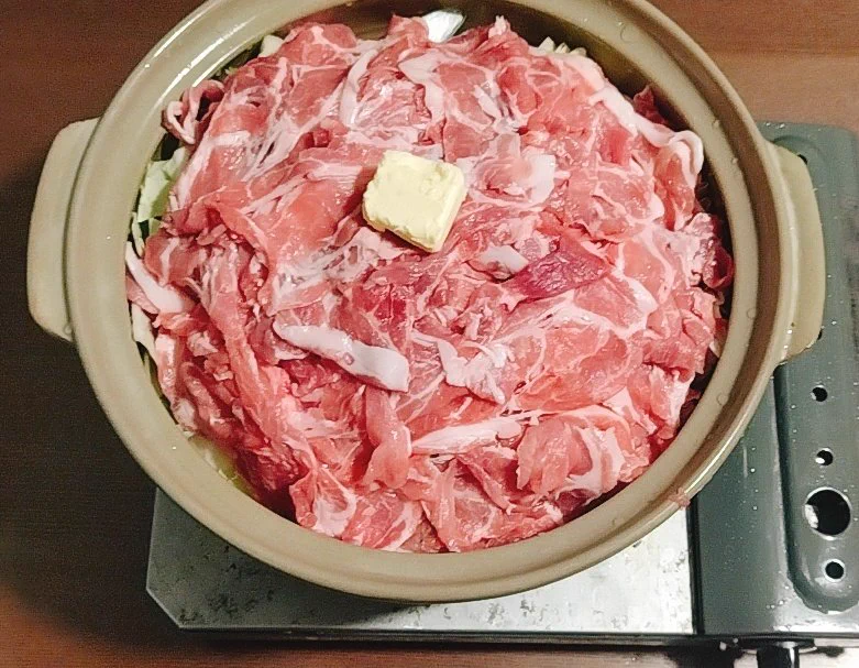 @marumi_kitchen うちはお肉は豚肩ロースにしました！(次回豚バラにします)
いただきます！
食べた感想⬇
ごま油とバターの相性抜群！
肉汁がぼどよくてやばいです！
夏だけどこれは食べるのオススメ！(後片付けもラクでした⟵本音) 