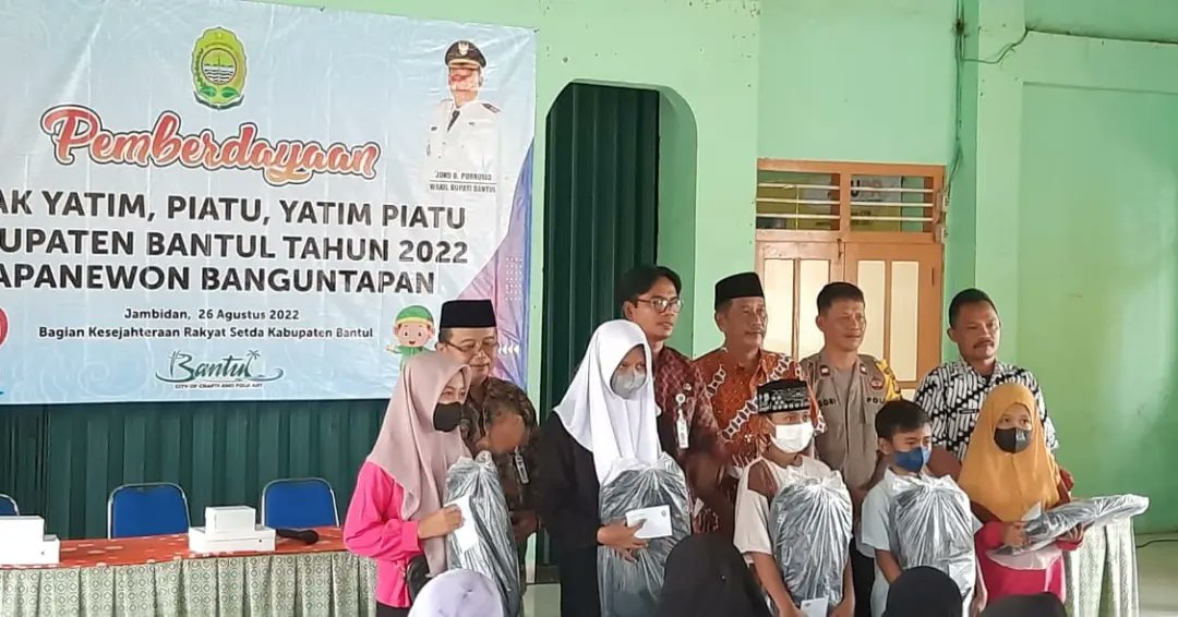 banguntapannews's tweet photo. Forkompinkap Banguntapan Bantul menghadiri giat santunan dan pemberdayaan anak yatim piatu kabupaten bantul 2022. Sebanyak 205 anak dari kalurahan Jambidan, Wirokerten, Tamanan dan Potorono
Jumat26082022
#forkompinkap #banguntapanbantul #santunananakyatim #kabupatenbantul https://t.co/IbmAntZkop