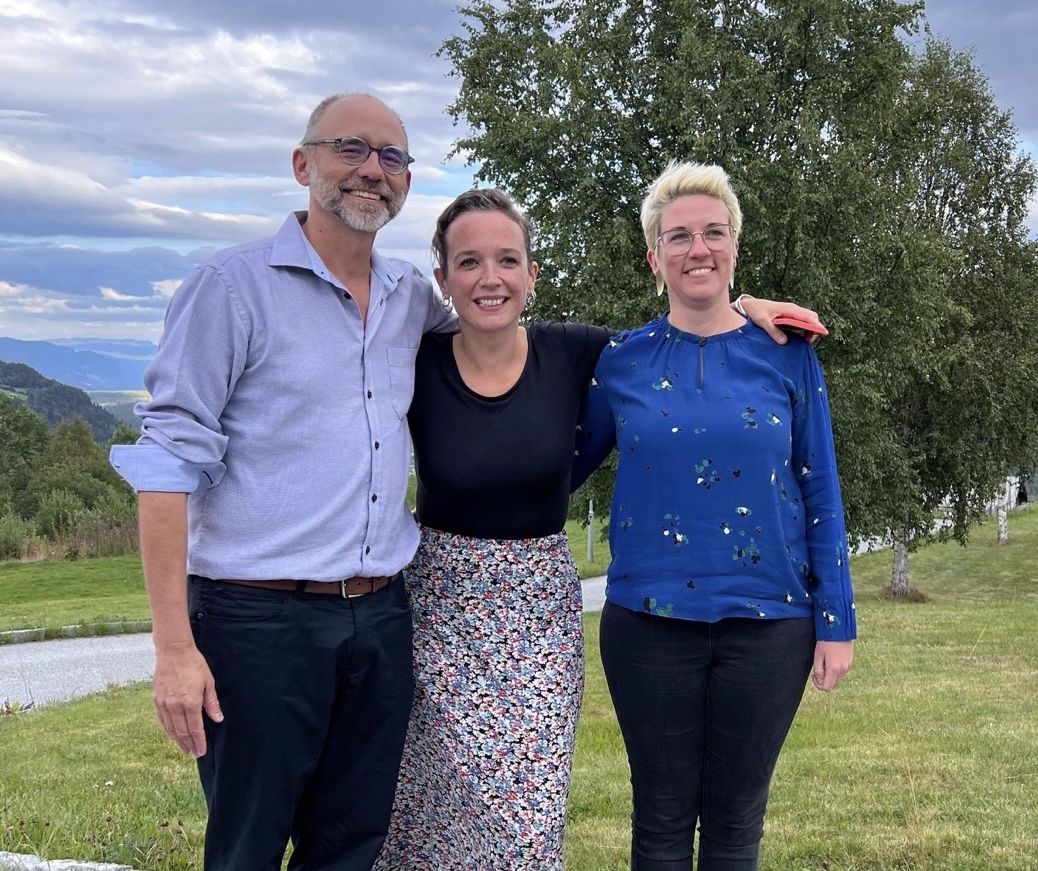 @AnneliesKusters <a href="/mdemeulder/">Maartje De Meulder</a> <a href="/EDSUnion/">EDSU</a> #DrDeaf is not an org, grant, or a business, It's 3 #DeafAcademics in an informal network together and with colleagues on ways to grow the number of deaf people in academe. We do this on top of existing work, family, and volunteer commitments because we share some core values